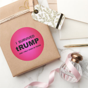 Ich überlebte tRUMP Runder Aufkleber