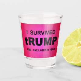 Ich überlebte tRUMP Schnapsglas
