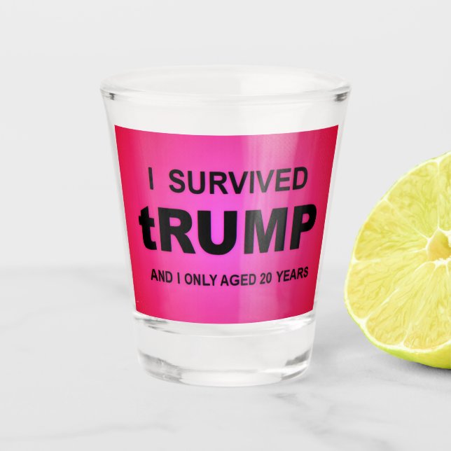 Ich überlebte tRUMP Schnapsglas (Vorderseite)