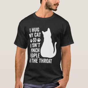 Ich umarmte meine Katzen, damit ich nicht Leute in T-Shirt