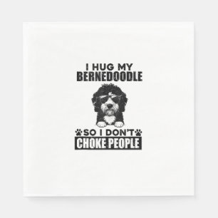 Ich umarmte meinen Bernedoodle, sodass ich Leute n Serviette