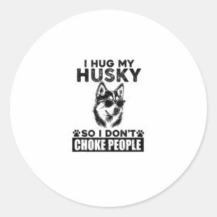 Ich umarmte meinen Husky, damit ich nicht Leute er Runder Aufkleber