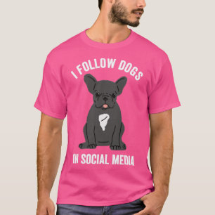 Ich verfolge Hunde in den sozialen Medien T-Shirt