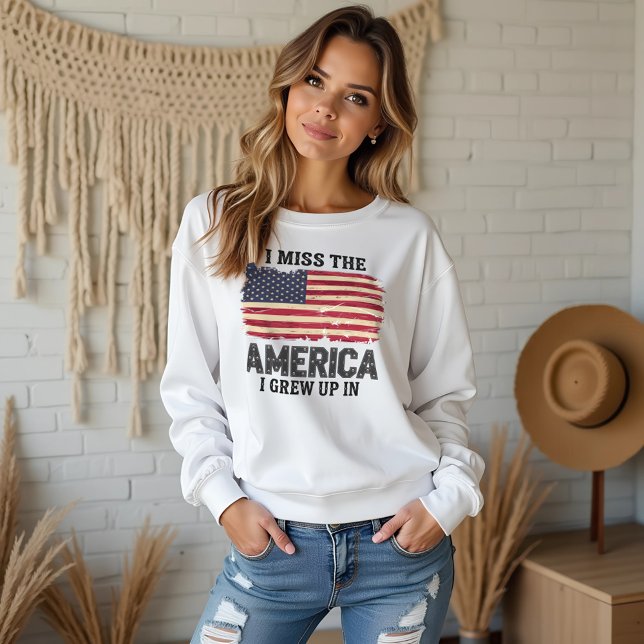 "Ich vermisse das Amerika, in dem ich aufgewachsen Sweatshirt (“I Miss the America I Grew Up In” Sweatshirt – Patriotic Vintage Flag Design)
