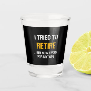 Ich versuchte in Rente zu gehen, aber jetzt arbeit Schnapsglas