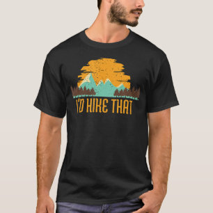Ich wandere das Naturschutzgebiet Wandergebirge im T-Shirt