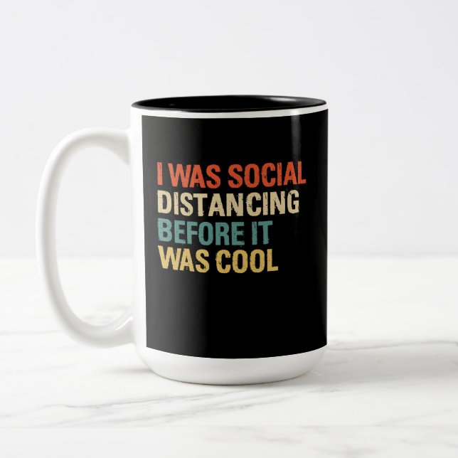 Ich war sozial distanziert, bevor es Cool war  Zweifarbige Tasse (Links)