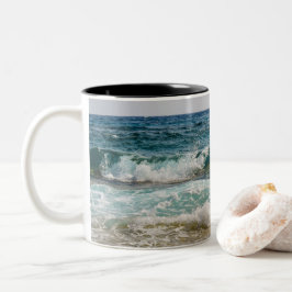 Ich wäre eher am Strand, in den Ozeanwellen Zweifarbige Tasse