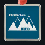 Ich wäre eher im geblähten Slowenischen Berg Ornament Aus Metall<br><div class="desc">Mit seinem bläulich-grünen See,  der Postkartenkirche,  der mittelalterlichen Burg und der Nähe zu den Julischen Alpen ist Bled Slovenien ein Erlebnisraum. Dieses großartige Vintage Design hat einen Retro-Look.</div>