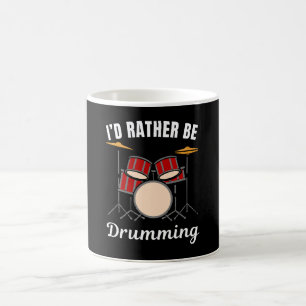 Ich wäre lieber bei meiner Arbeit, Schlagzeuger sa Kaffeetasse