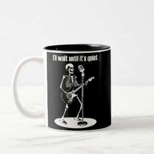 Ich warte, bis es eine ruhige, lustige Skelettgita Zweifarbige Tasse
