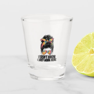 Ich weiß nicht, ich arbeite nur hier lustige Sarka Schnapsglas