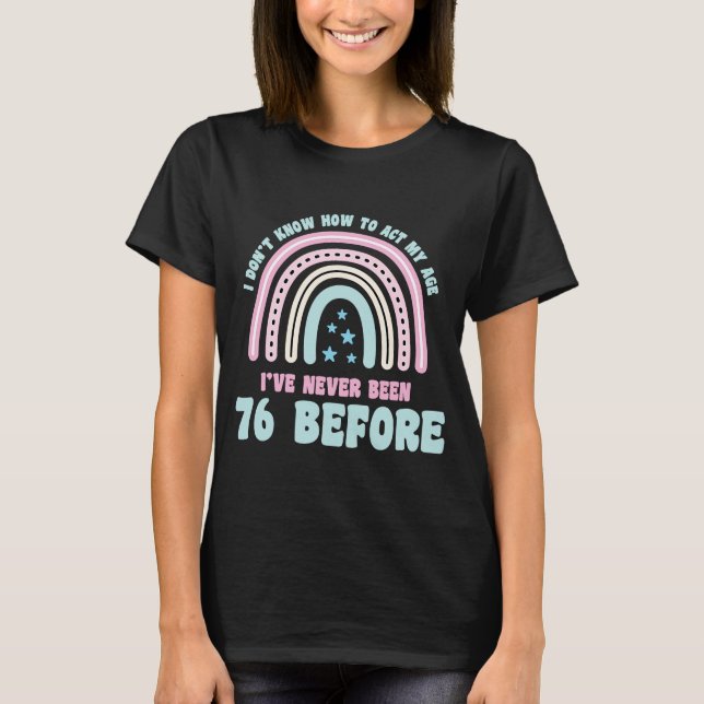 Ich weiß nicht, wie ich mein Alter 76. Boho Regenb T-Shirt (Vorderseite)