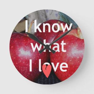 "Ich weiß, was ich liebe" – Apfel-Themendesign Runde Wanduhr