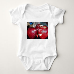 "Ich weiß, was ich Liebe" - Design mit Apple-Thema Baby Strampler