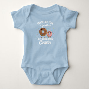 Ich werde Cousin - Schwangerschafts-Donut-Meme Baby Strampler
