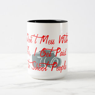 Ich werde dafür bezahlt, Leute lustig zu machen Zweifarbige Tasse