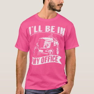 Ich werde in meinem Büroschlepper sein T-Shirt