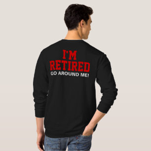 Ich werde umhergehe mich zurückgezogen (hinter) T-Shirt