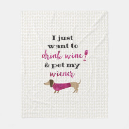 Ich will gerade, um Wein zu trinken u. pet meine Fleecedecke