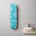 Icy Aqua Aquamarin Frozen Winterschneeflocken Weih Skateboard<br><div class="desc">Perfektes Winterthema - Schneeflocken so frostig und gefroren - sie sehen echt aus. Karo aus allen Farben und Produkt-Variationen in meinem Geschäft 26_Charaktere unter der Weihnachtskategorie - dann gehen Sie zu ... Baby Es ist kalt draußen.</div>
