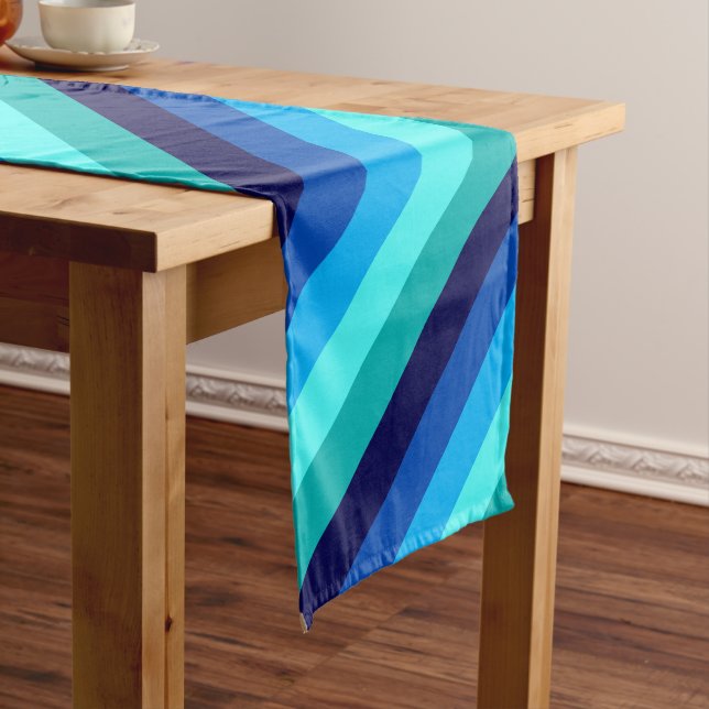 Icy Blue Aquamarin Stripes Medium Table Runner Mittelgroßer Tischläufer (Beispiel)