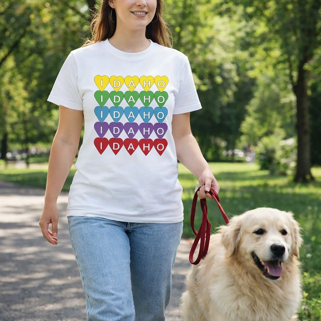 Idaho Farbige Herzen Muster T-Shirt (A shirt that says Idaho in yellow, green, blue, purple and red hearts.)