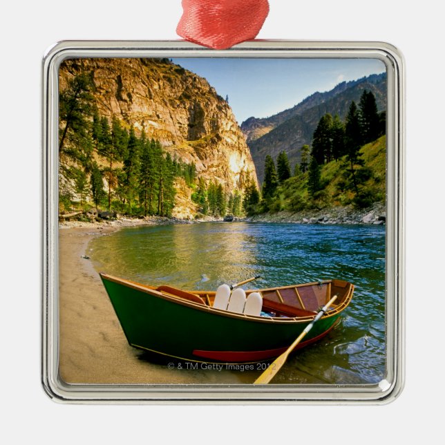 IDAHO, Fischerboot auf einem sandigen Strand in Silbernes Ornament (Vorne)