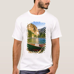 IDAHO, Fischerboot auf einem sandigen Strand in T-Shirt