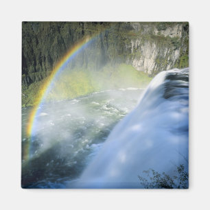 Idaho. USA. Regenbogen im Sprühnebel oberhalb von  Magnet