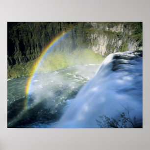 Idaho. USA. Regenbogen im Sprühnebel oberhalb von Poster