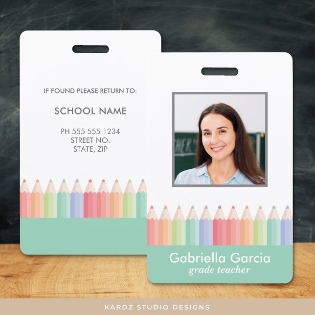 Identifiziertes Abzeichen für den Rainbow-School-L Ausweis (Teacher photo badge, school staff id bagde in soft green with colorful rainbow pencils.)