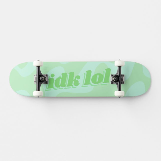 IDK LOL Pastel Green Groovy Moderne Typografie Skateboard (Horizontal)
