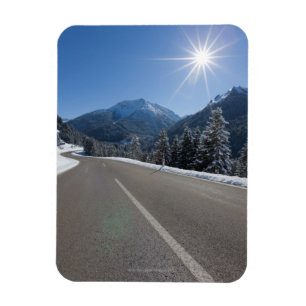 Idyllische leere Straße durch eine Winterlandschaf Magnet