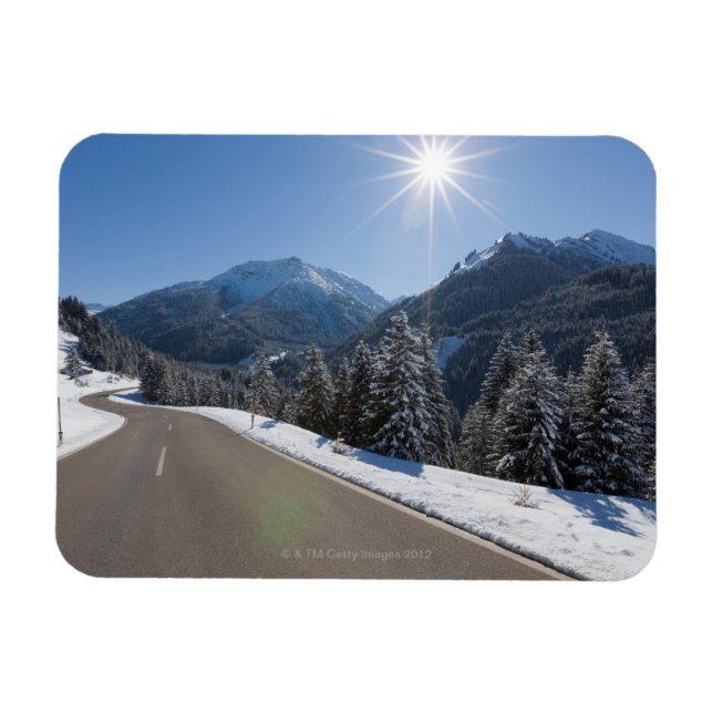 Idyllische leere Straße durch eine Winterlandschaf Magnet (Horizontal)