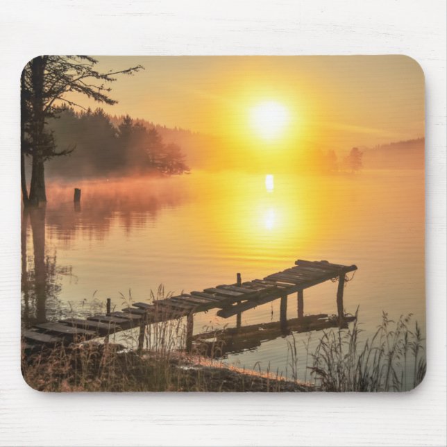 Idyllischer nebelhaftes Mountainsee des Mousepad (Vorne)