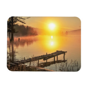 Idyllischer Sonnenaufgang Misty Mountain Lake, B Magnet