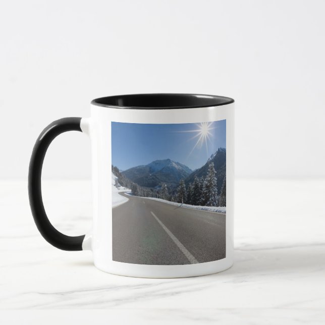 Idyllisches leeres Straße thrugh eine Tasse (Links)