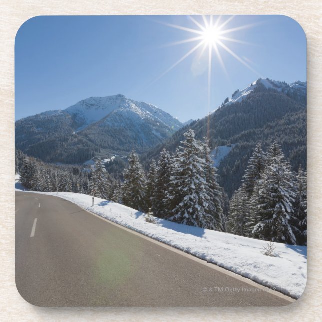 Idyllisches leeres Straße thrugh eine Untersetzer (Vorderseite)