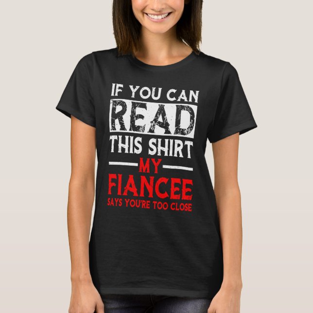 If You Can Read This My Fiancee Says Too Close  Co T-Shirt (Vorderseite)