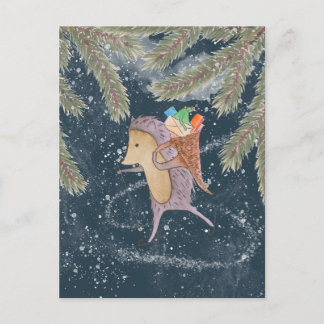 Igel auf Skiern. Körbchen mit Geschenk auf der Sch Postkarte