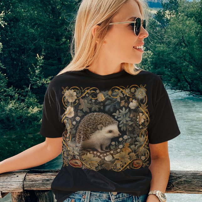 Igel im Wald William Morris-Stil T-Shirt (Von Creator hochgeladen)