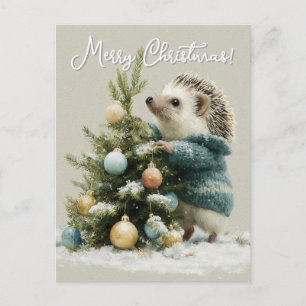 Igel in einem Pullover schmückt einen Weihnachtsba Postkarte