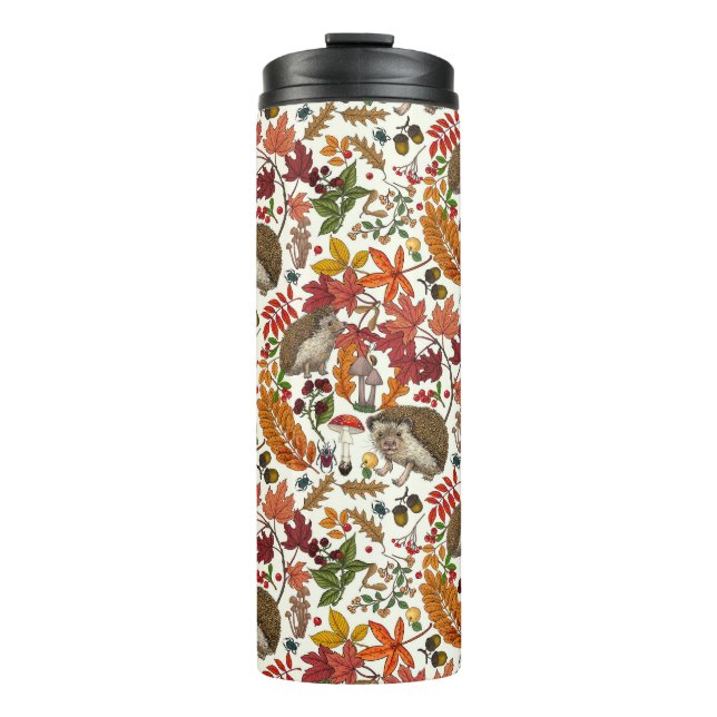 Igel und Herbstwaldflora auf Elfenbein Thermosbecher (Vorderseite)
