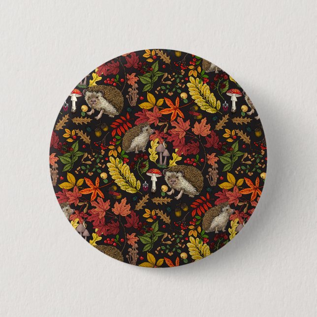 Igel und Herbstwaldflora auf Schwarz Button (Vorderseite)
