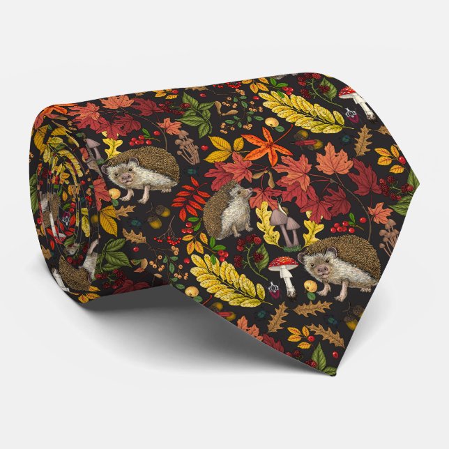 Igel und Herbstwaldflora auf Schwarz Krawatte (Gerollt)