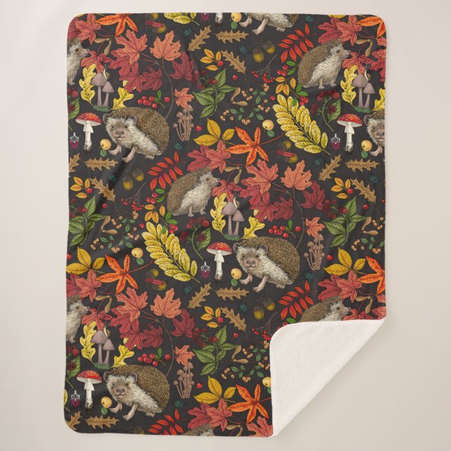 Igel und Herbstwaldflora auf Schwarz Sherpadecke (Vorderseite)