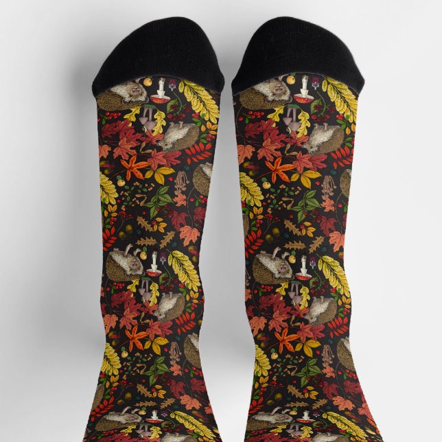 Igel und Herbstwaldflora auf Schwarz Socken (Oben)