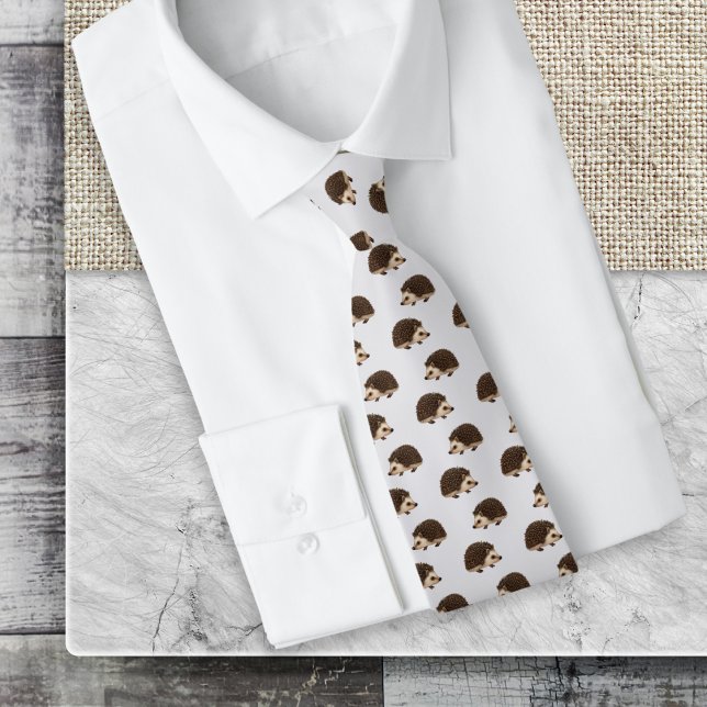 Igel Wildtiere Natur Gemustert Platinum Grau Krawatte (A stylish tie for wildlife lovers, with a pattern of cute hedgehogs on a pale silver-gray background)