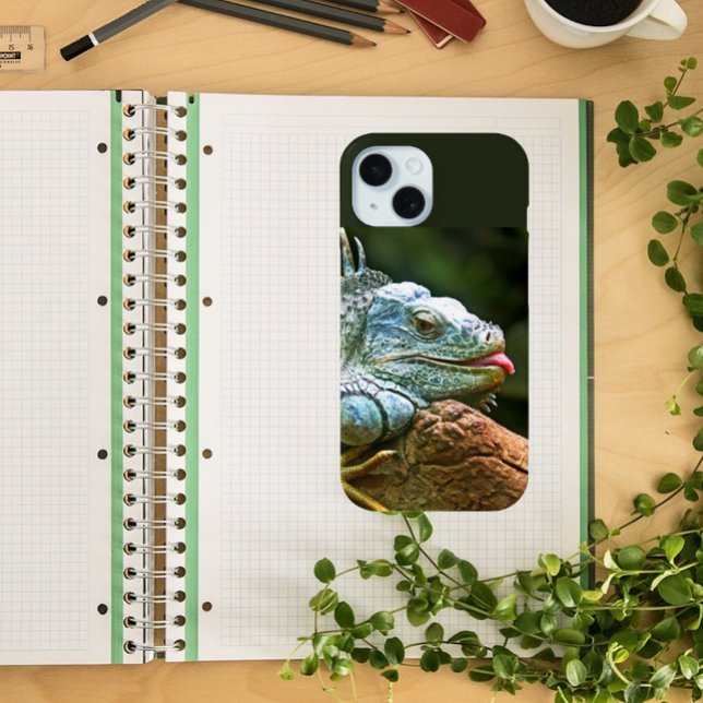 Iguana im Log mit Zungenausgang Case-Mate iPhone Hülle (Von Creator hochgeladen)